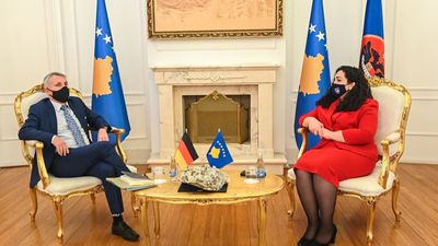 2021/04/U.d.-Presidentja-Osmani-priti-ne-takim-Ambasadorin-Gjerman-Jorn-Rohde_0.jpg