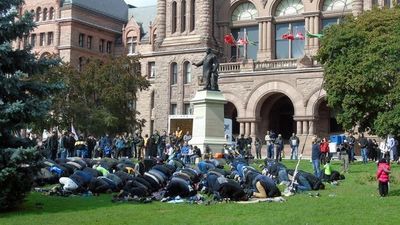 2021/04/Muslim-prayer-in-front-of-Queens-Park-Photo-CIJnews.jpg