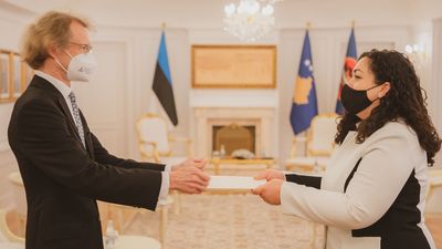 2021/05/Presidentja-Osmani-pranoi-letrat-kredenciale-te-ambasadorit-jorezident-te-Estonise-Sander-Soone_1-scaled.jpg