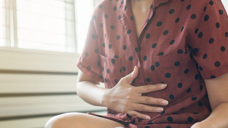 2021/06/woman-with-stomach-pain-after-eating-hand-female-holding-her-belly-food-poisoning-digestion_t20_E4gvG1.jpg