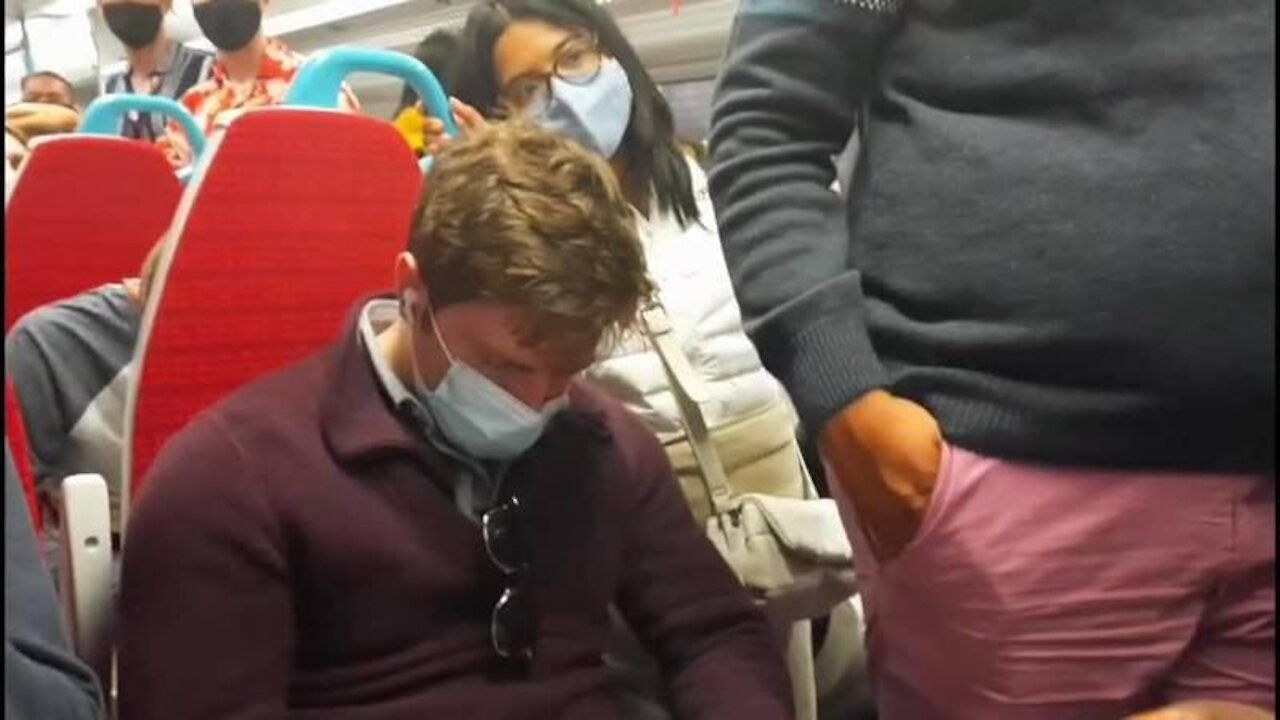 2021/06/TRJ1b.qR4e-small-Guy-pranks-sleeping-passeng.jpg