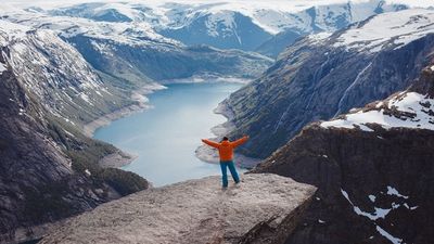 2021/08/happy-man-trolltunga.jpg