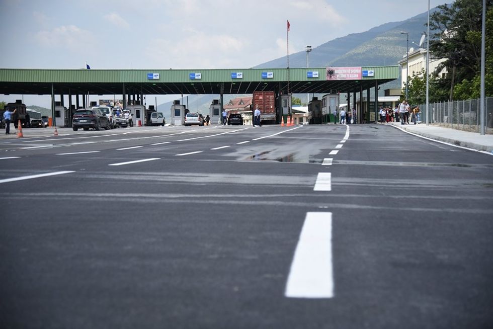 Mbi 1.5 milion euro dëm, arrestohet në Vërmicë serbi i dyshuari për mashtrim dhe falsifikim dokumentesh