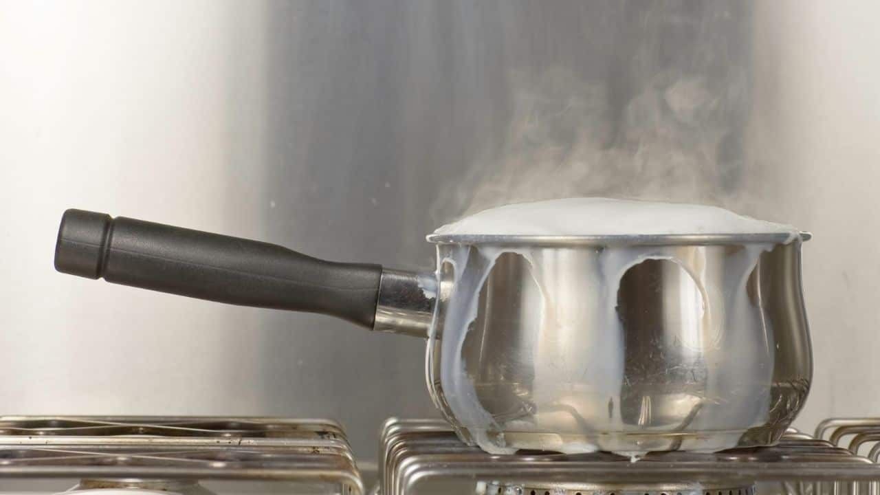 2021/09/how-to-boil-milk-without-burning-sticking.jpg