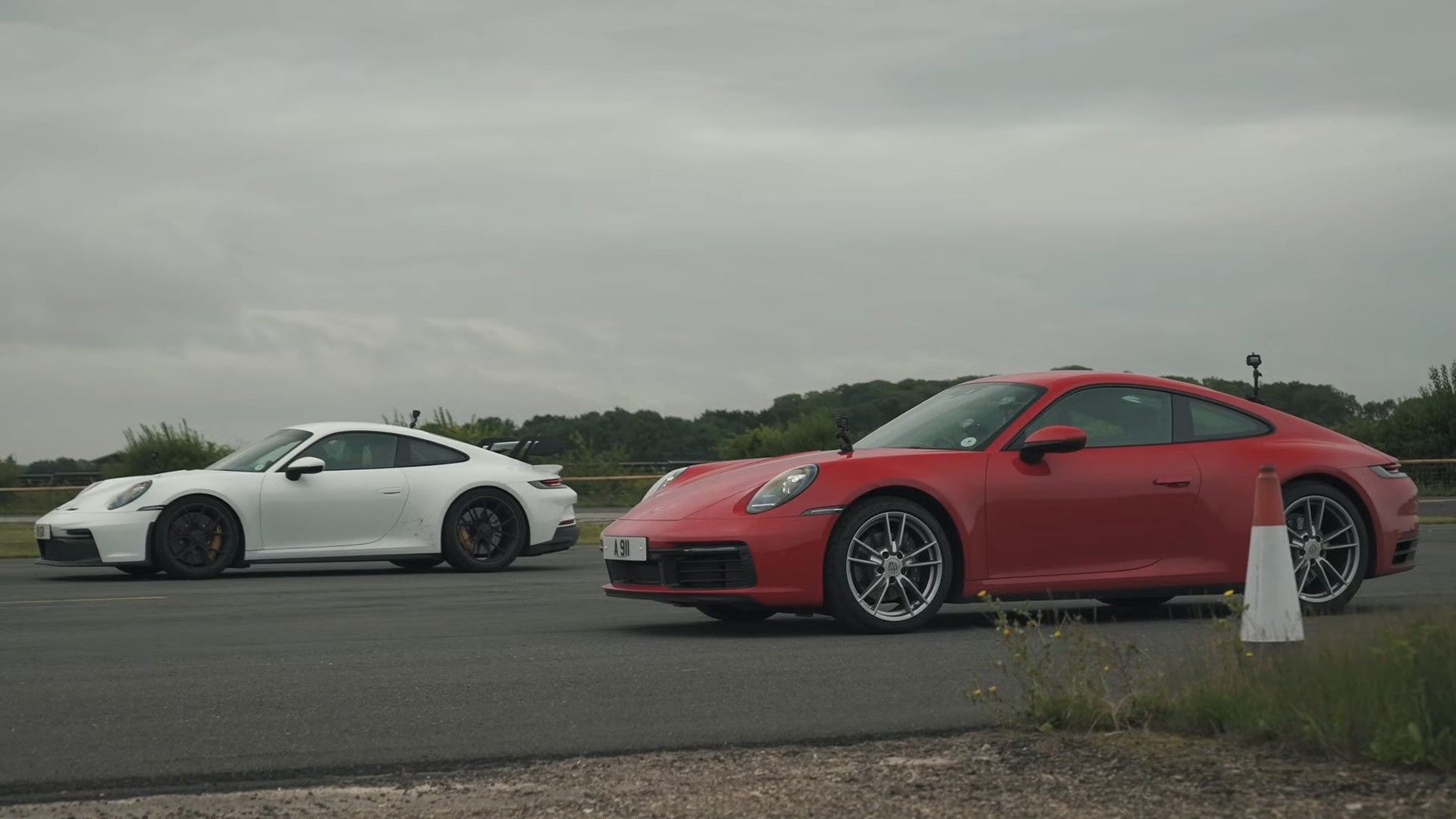 2021/10/992-porsche-911-gt3-vs-entry-level-carrera-drag-race-isnt-even-close-171180_1.jpg