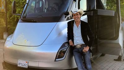 2021/11/tesla-semi-kimbal-musk-1-e1636576743756.jpg
