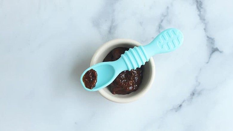 2021/11/prune-puree-on-baby-spoon.jpg