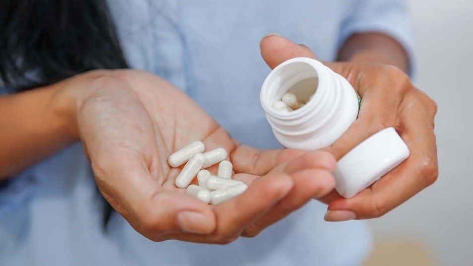 2021/12/Woman-taking-too-many-supplements.jpg