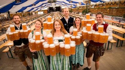 2022/02/Erdinger-Oktoberfest-waitresses-2-640x427-1.jpg