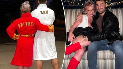 2022/02/britney-spears-versace-robe071--e1644997607873.jpg