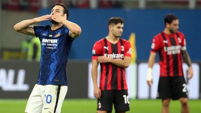 2022/02/calhanoglu-kiss-inter-milan-2111-epa.jpg