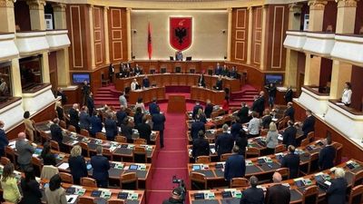 2022/03/1-minut-heshtje-ne-parlament-2-768x576-1.jpg