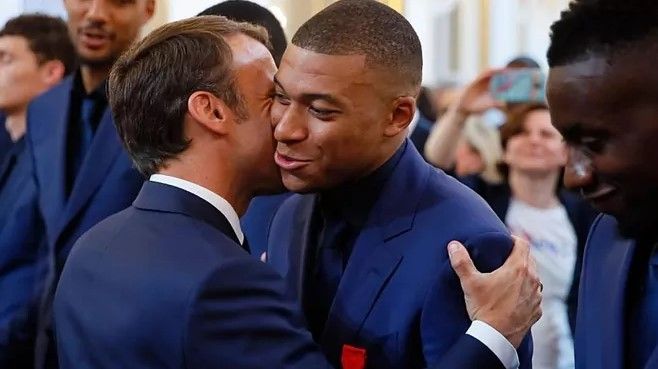 2022/06/macron-mbappe.jpg