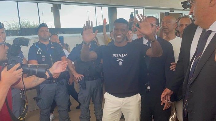 2022/08/Georginio-Wijnaldum-airport-Roma.jpg