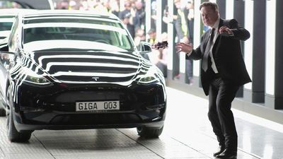 2022/08/musk-tesla.jpg