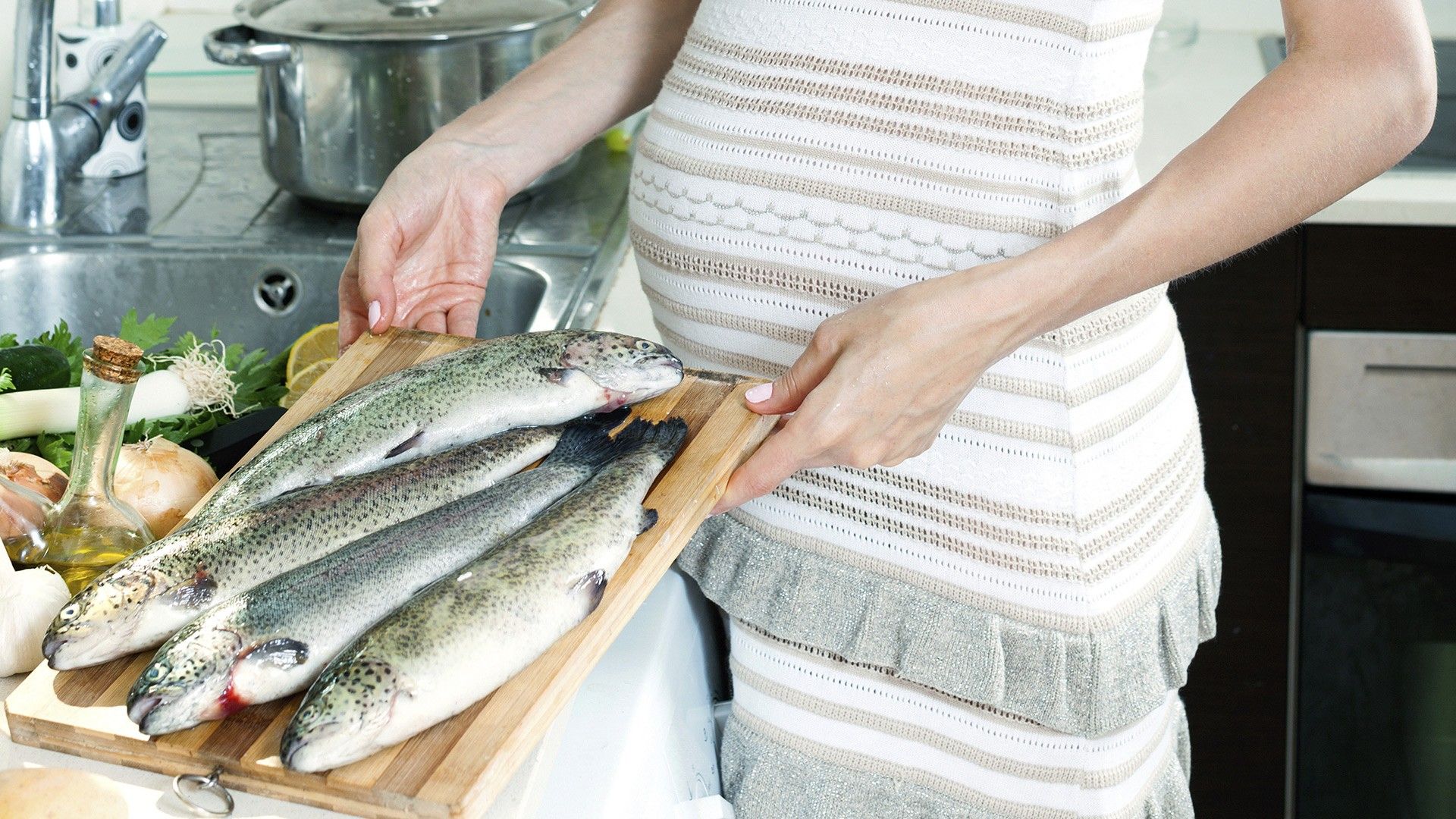 2022/09/pregnant-woman-with-fish.jpg
