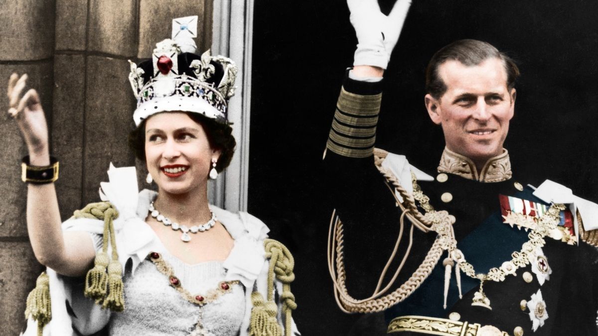 2022/09/0_Queen-Elizabeth-Ii-And-The-Duke-Of-Edinburgh-On-Their-Coronation-Day.jpg