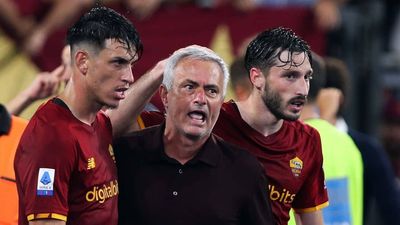 2022/09/roger-ibanez-jose-mourinho-roma.jpg