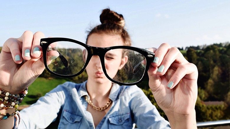 2018/05/Eyeglasses_Female_Holding-732x549-Thumbnail.jpg