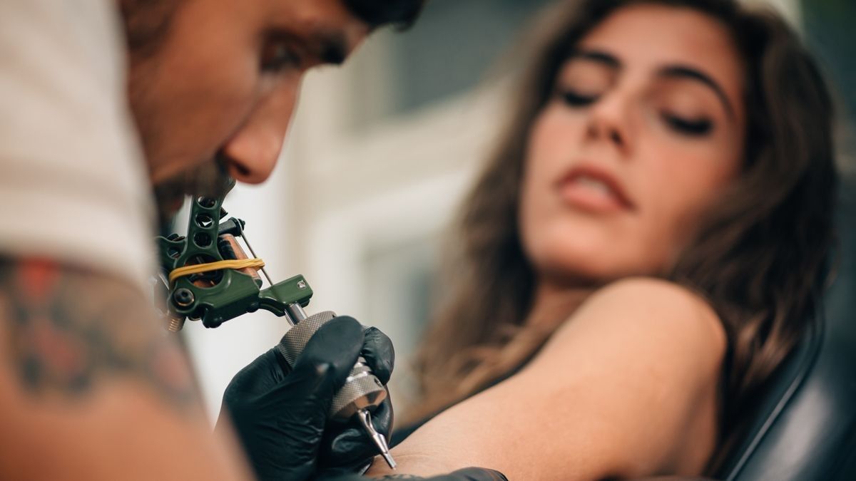 2022/10/0_Close-Up-Of-Mam-Making-Tattoo-On-Woman-Hand.jpg