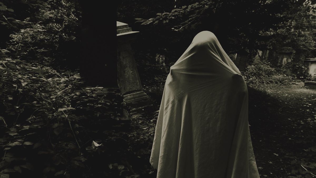 2022/11/Ghost-in-cemetery.jpg