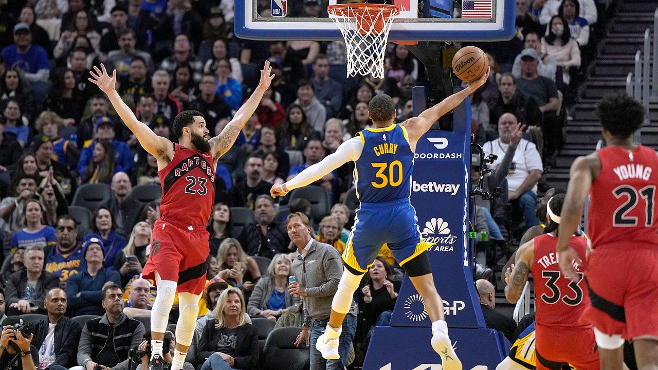 2023/01/Steph-Curry-Layup-Raptors-GETTY-1460140326.jpg