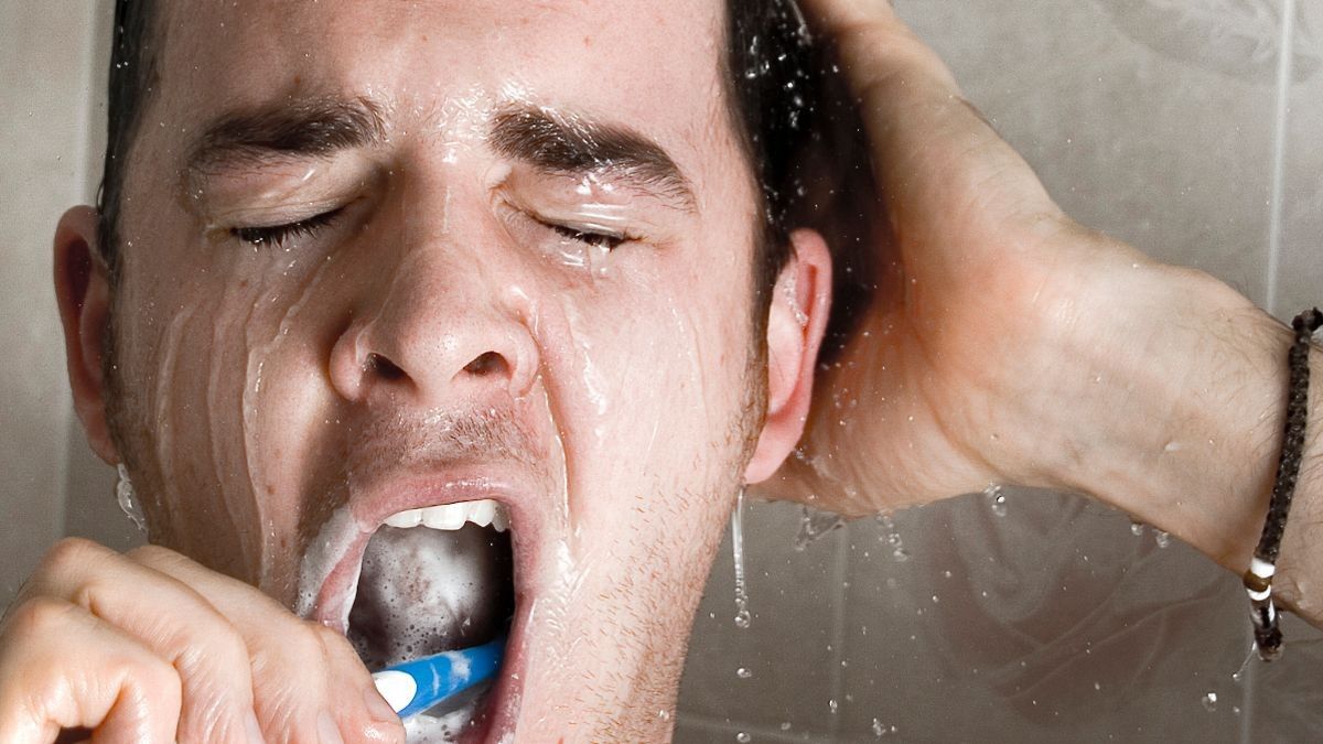 2023/05/0_Man-brushing-his-teeth-in-the-shower.jpg