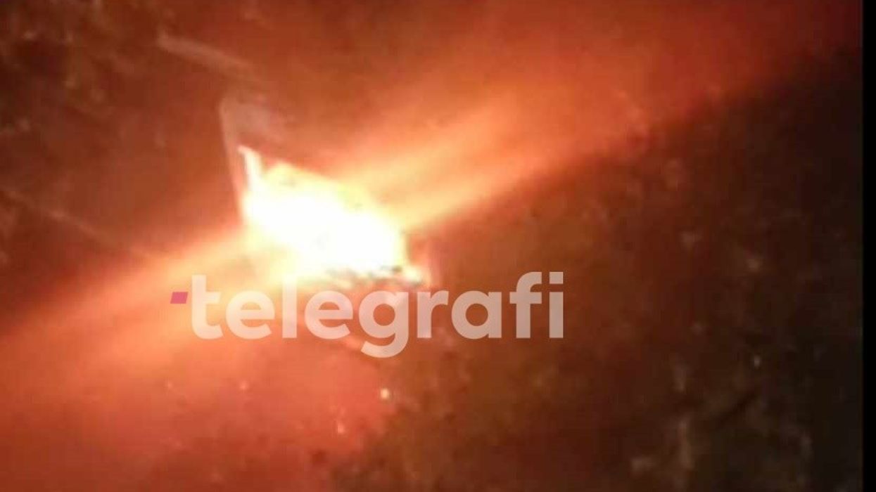 “Trimat” sulmojnë gratë në Prishtinë e Podujevë, njërës i hedhin mjet shpërthyes në shtëpi, disa tjerave ua djegin lokalin “Trimat” sulmojnë gratë në Prishtinë e Podujevë, njërës i hedhin mjet shpërthyes në shtëpi, disa tjerave ua djegin lokalin