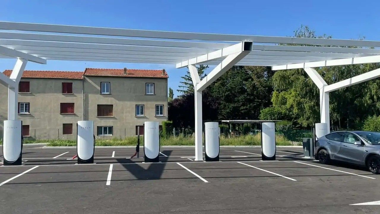 2023/07/v4-tesla-supercharging-station-i.jpg