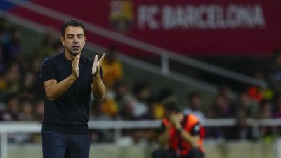 2023/10/xavi-hernandez-aplaudiendo-barca.jpeg