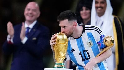 2023/10/221218143136-lionel-messi-world-cup-trophy-kiss-121822.jpg