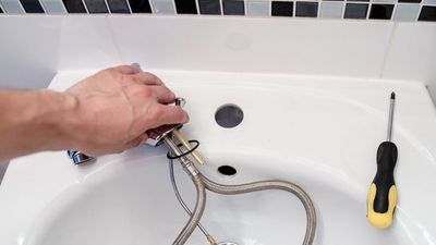 2023/12/plumber-2788332960720-830x0-1.jpg