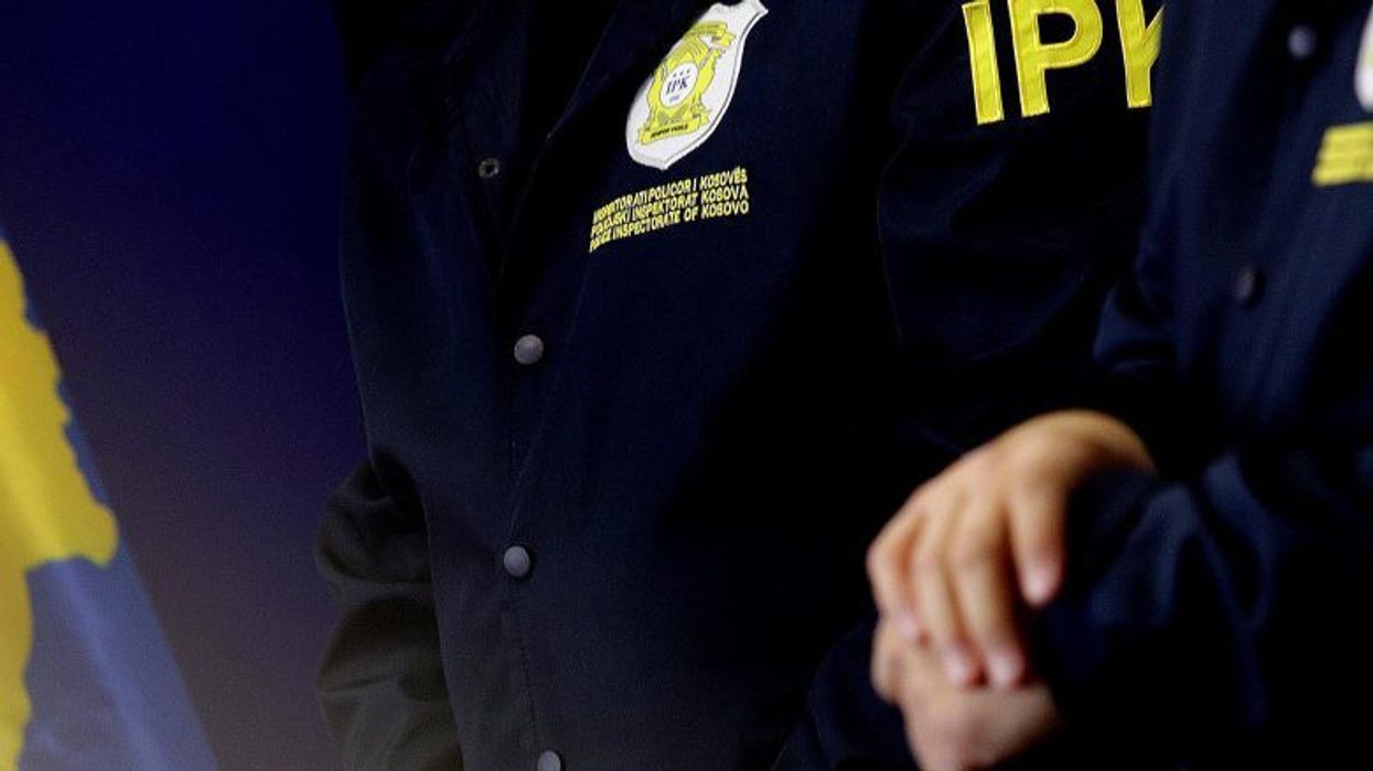 IPK arreston një zyrtar policor në Pejë për dhunë në familje IPK arreston një zyrtar policor në Pejë për dhunë në familje