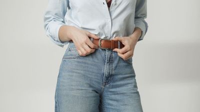 2024/07/Woman-wearing-jeans-with-a-belt-5474173.jpg