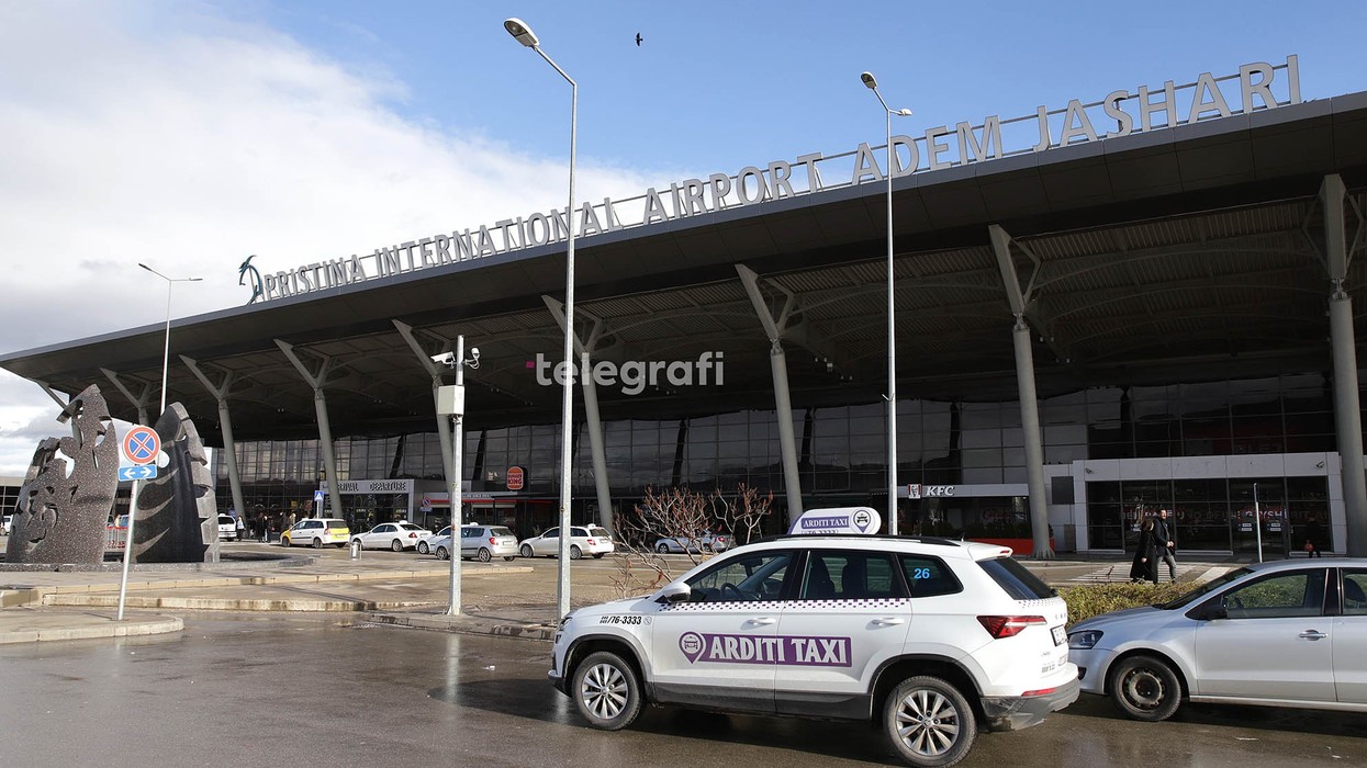 Ishin në kërkim, arrestohen dy persona në aeroportin “Adem Jashari”
