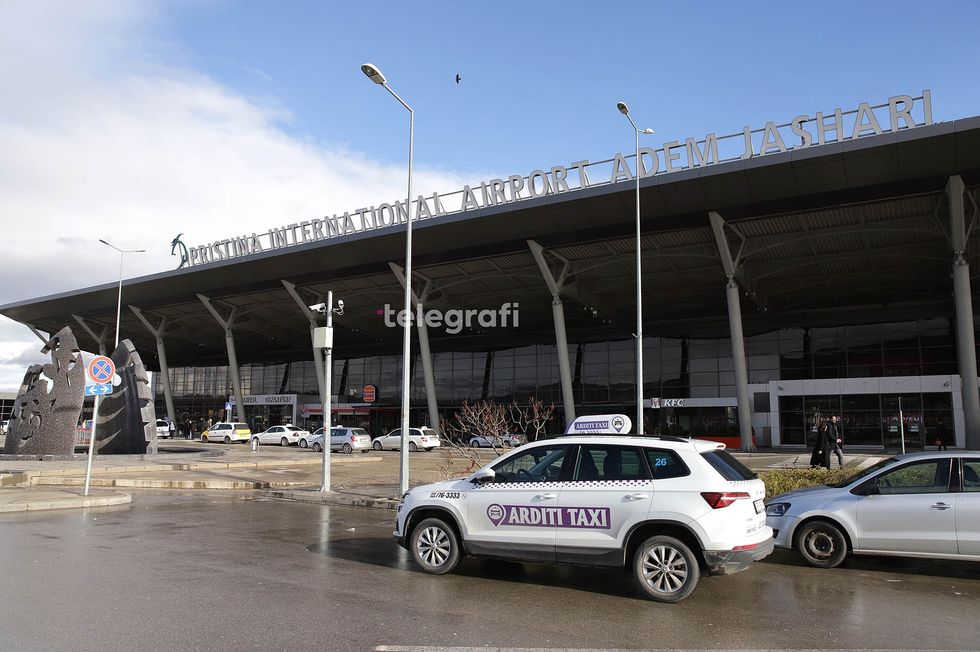 Ishin në kërkim, arrestohen dy persona në aeroportin “Adem Jashari”