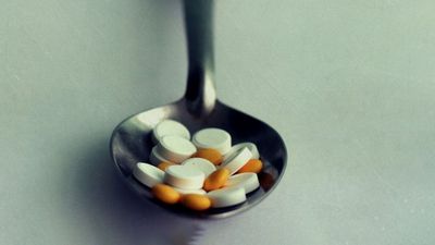 2024/09/4-pills-on-a-spoon-734534.jpg