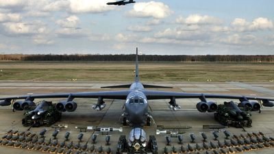 2020/08/1200px-B-52H_static_display_arms_06.jpg
