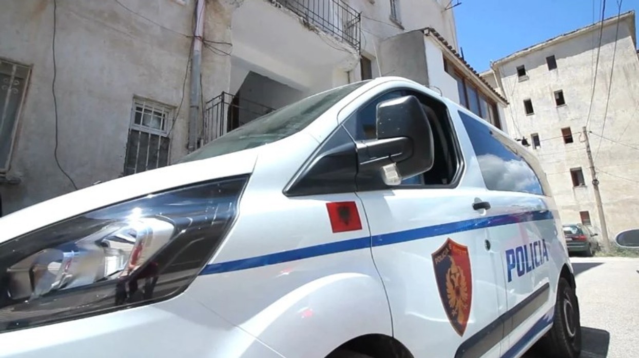 Plagosi dy fqinjët e tij me thikë pas një konflikti për motive të dobëta, policia arreston autorin në Tiranë