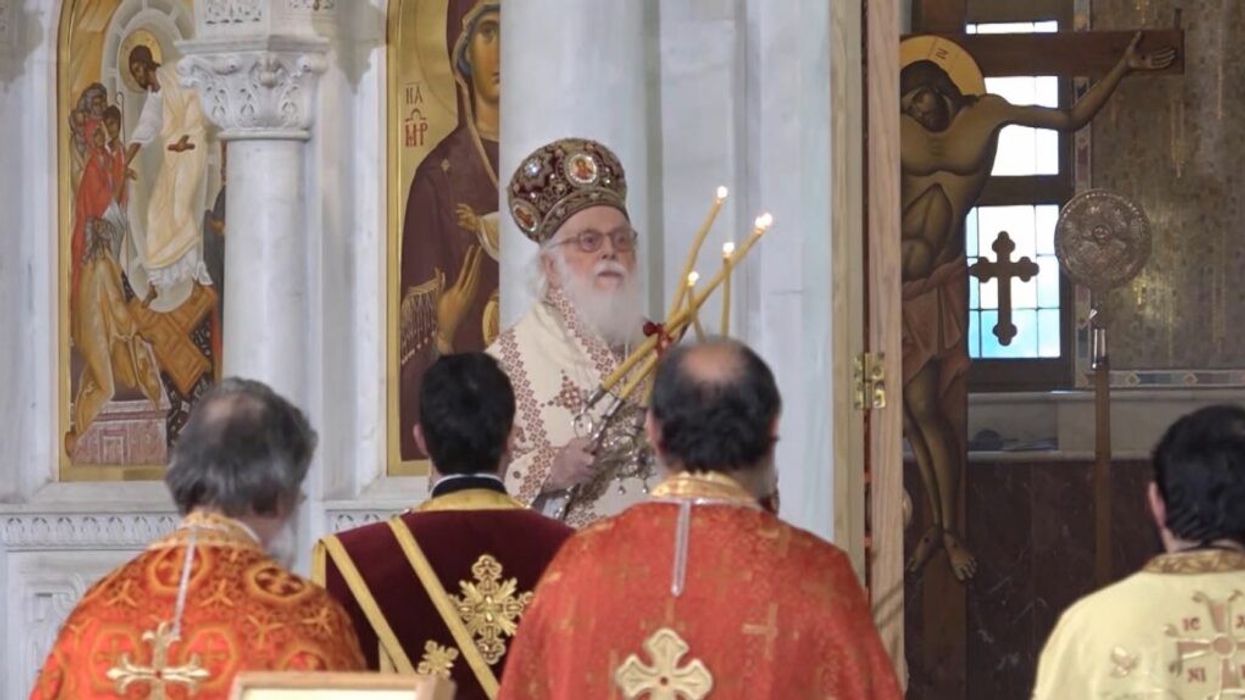 Kryepeshkopi i Shqipërisë dërgohet me avion në spitalin e Athinës