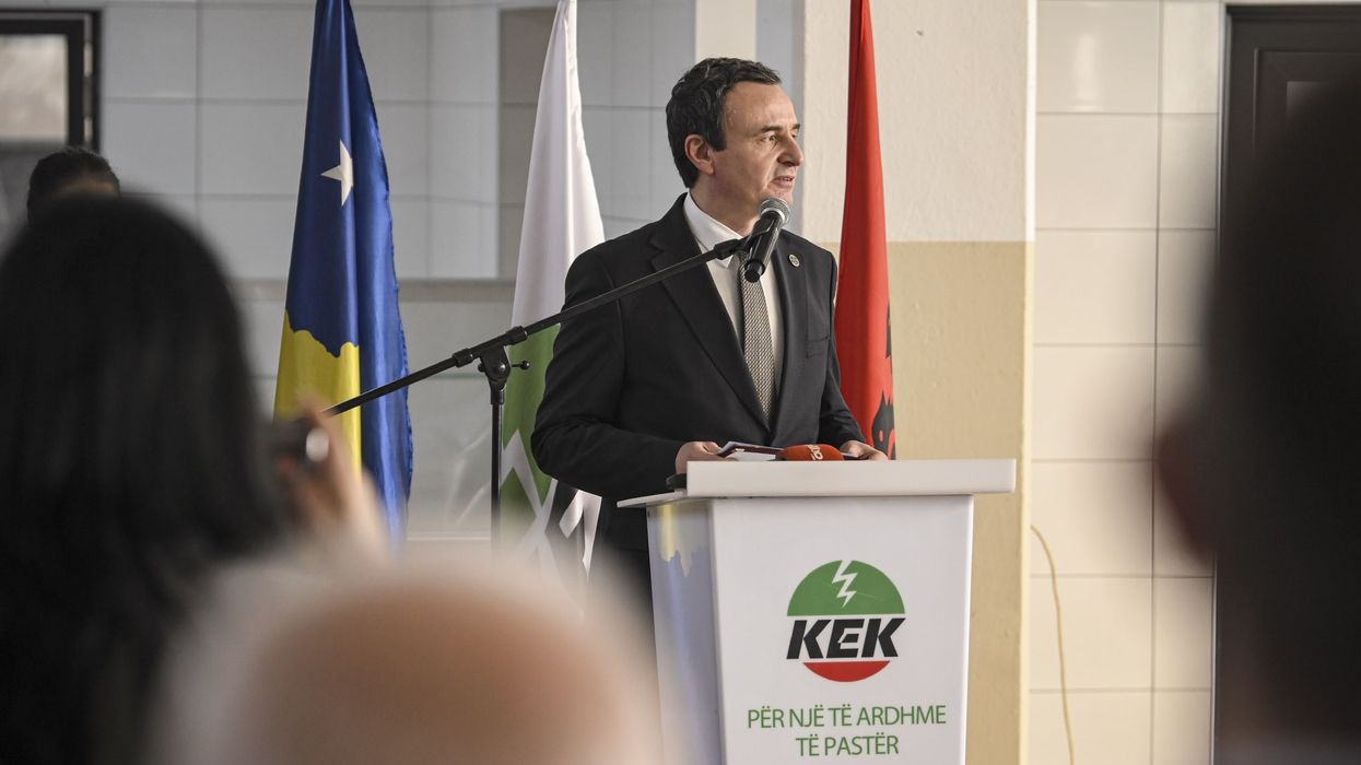 Kurti dhe Rizvanolli morën pjesë në ceremoninë e nënshkrimit të 220 kontratave të punëtorëve të rinj në KEK
