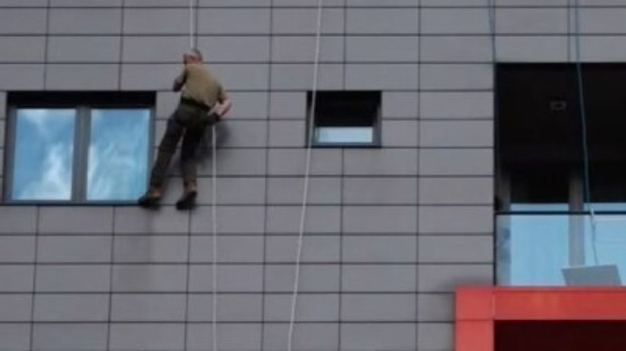 “Jam dhunuar”, vajza që denoncoi rastin në Tiranë nuk hap derën - RENEA hyn nga dritarja