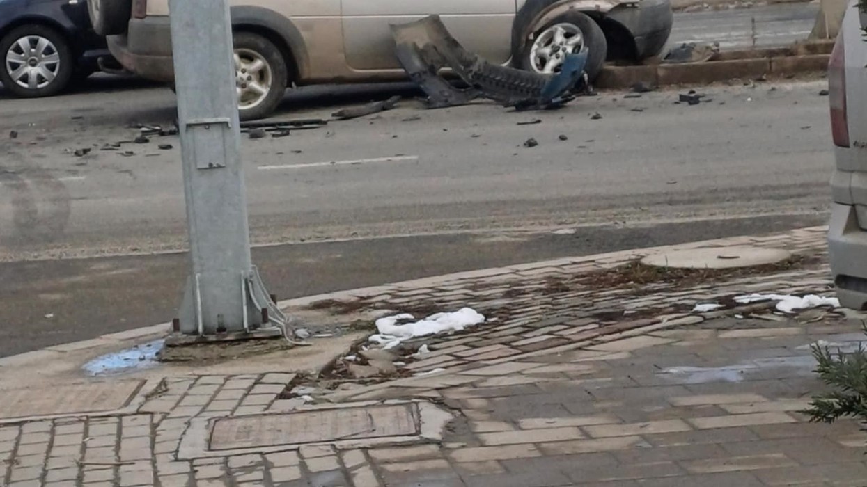 Aksident mes tri veturave në Vushtrri, lëndohen dy persona