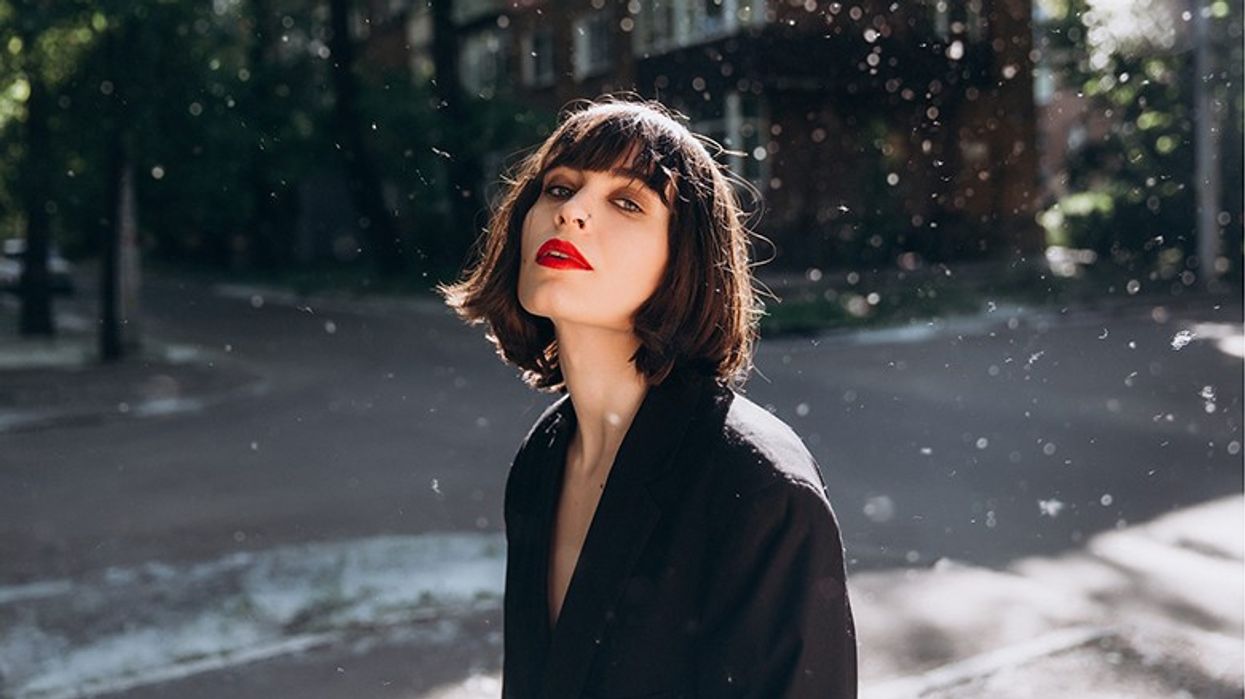 Ngjyra ideale e buzëkuqit duhet të përputhet me ngjyrën e lëkurës tuaj dhe ngjyrën e flokëve, ja si të zgjidhni ngjyrën e përkryer