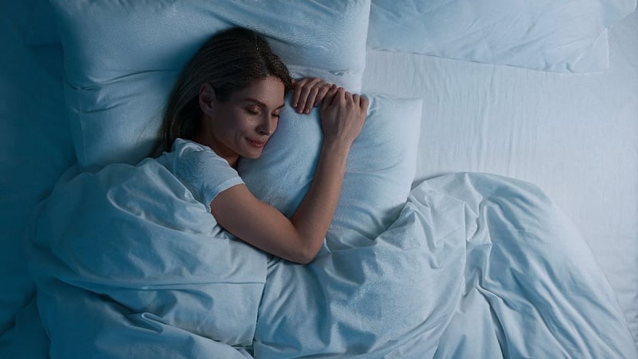 Ngrënia e këtij fruti një orë para gjumit mund t'ju ndihmojë të bini në gjumë më shpejt