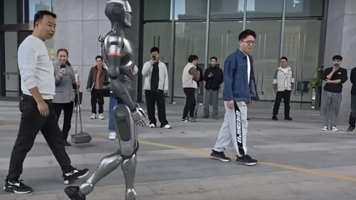 Roboti humanoid i EngineAI ecte para punonjësve