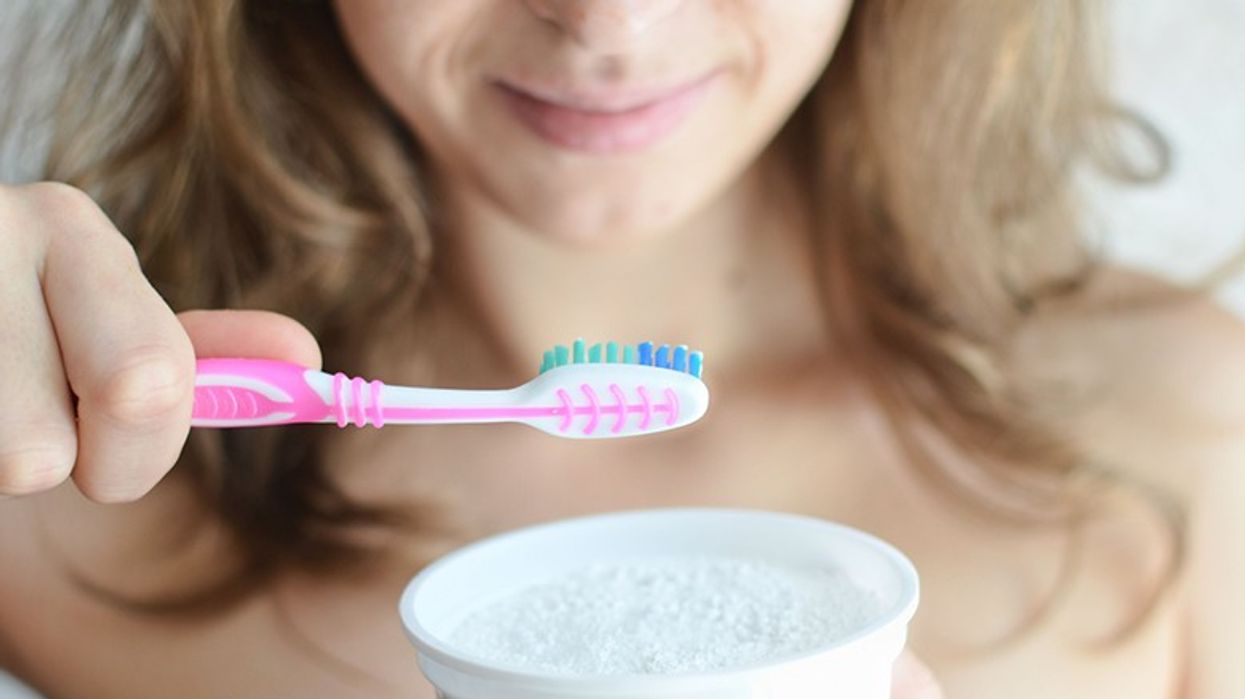 Mënyrat më të mira për t’i zbardhur dhëmbët në mënyrë natyrale në shtëpi