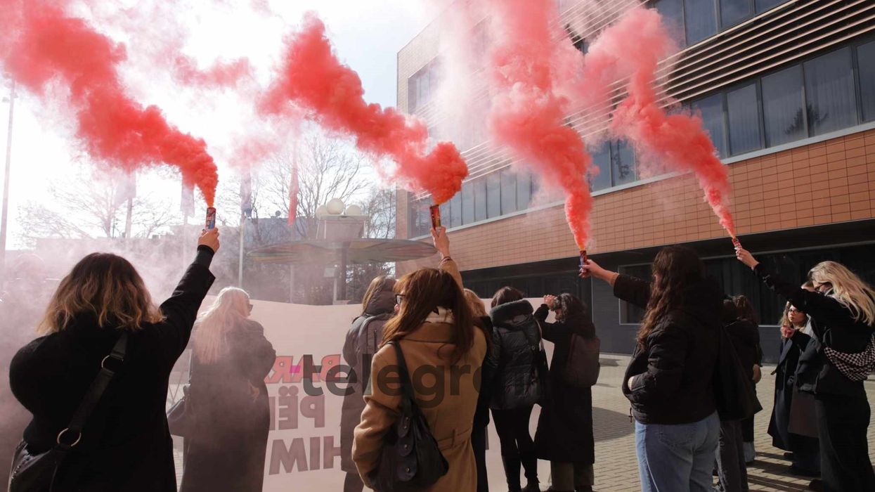 "Politika për barazi, jo paga për riprodhim", aksion simbolik me tym të kuq para Kuvendit të Kosovës