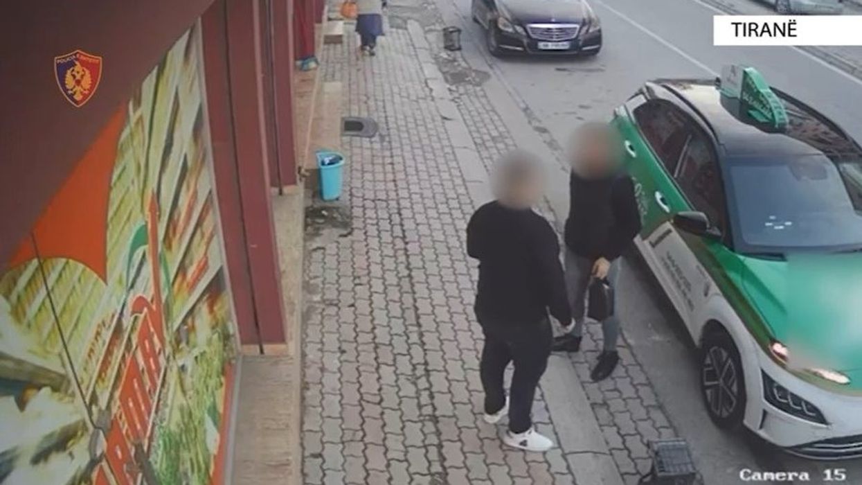 Mashtruan biznesmenin në Tiranë, arrestohet 26-vjeçari dhe shpallet në kërkim një 32-vjeçar