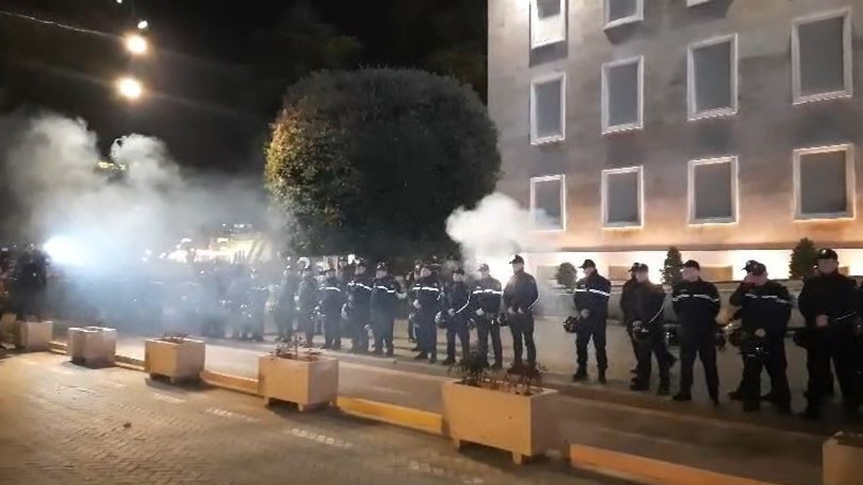 Hidhen mjete piroteknike drejt Kryeministrisë, lëndohen tre punonjës policie